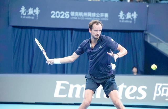 意大利网球队轻取日本网球队，梅德韦杰夫绝境逆转