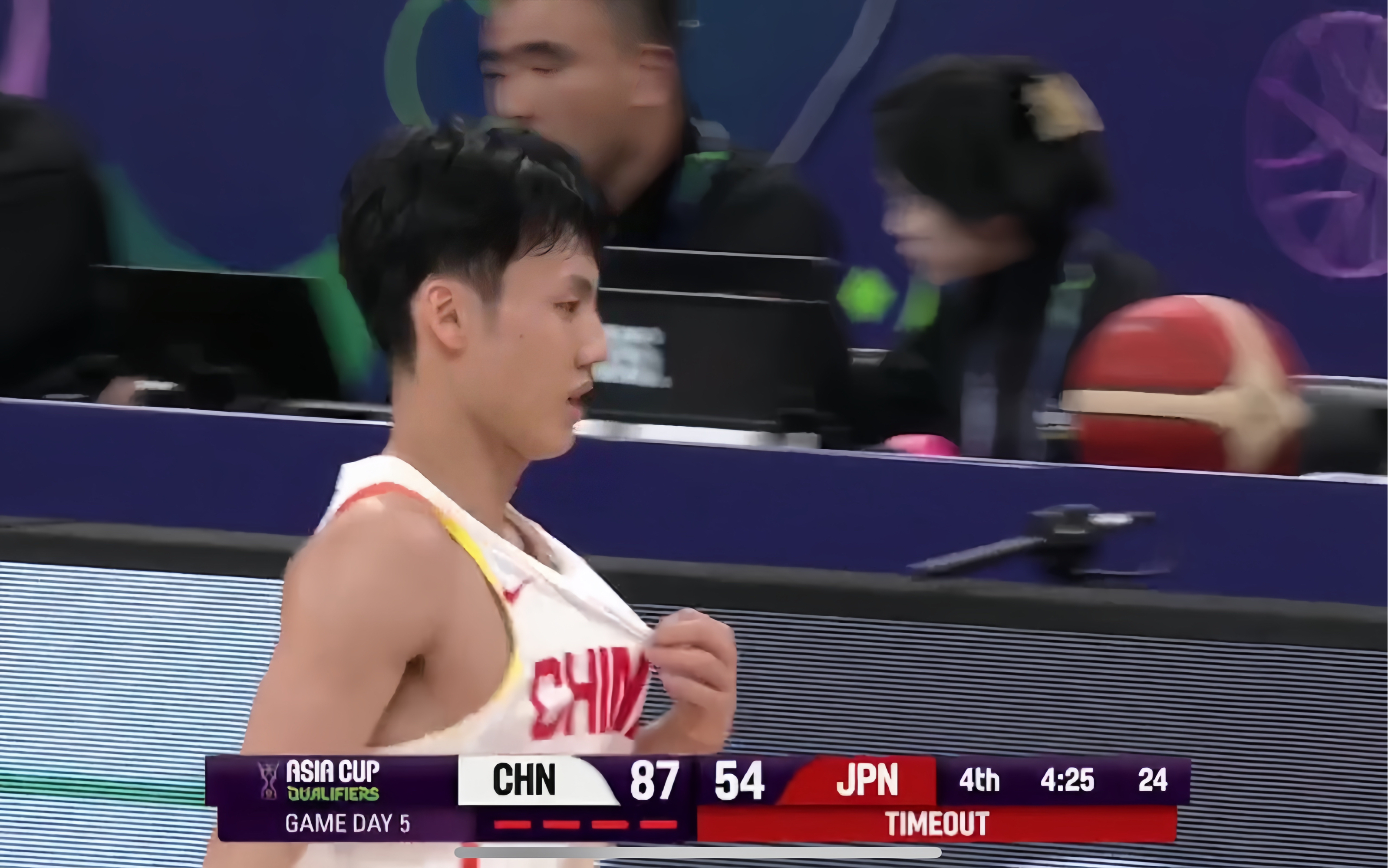 中国男篮险胜凯尔特人B队，加里纳利高光表现