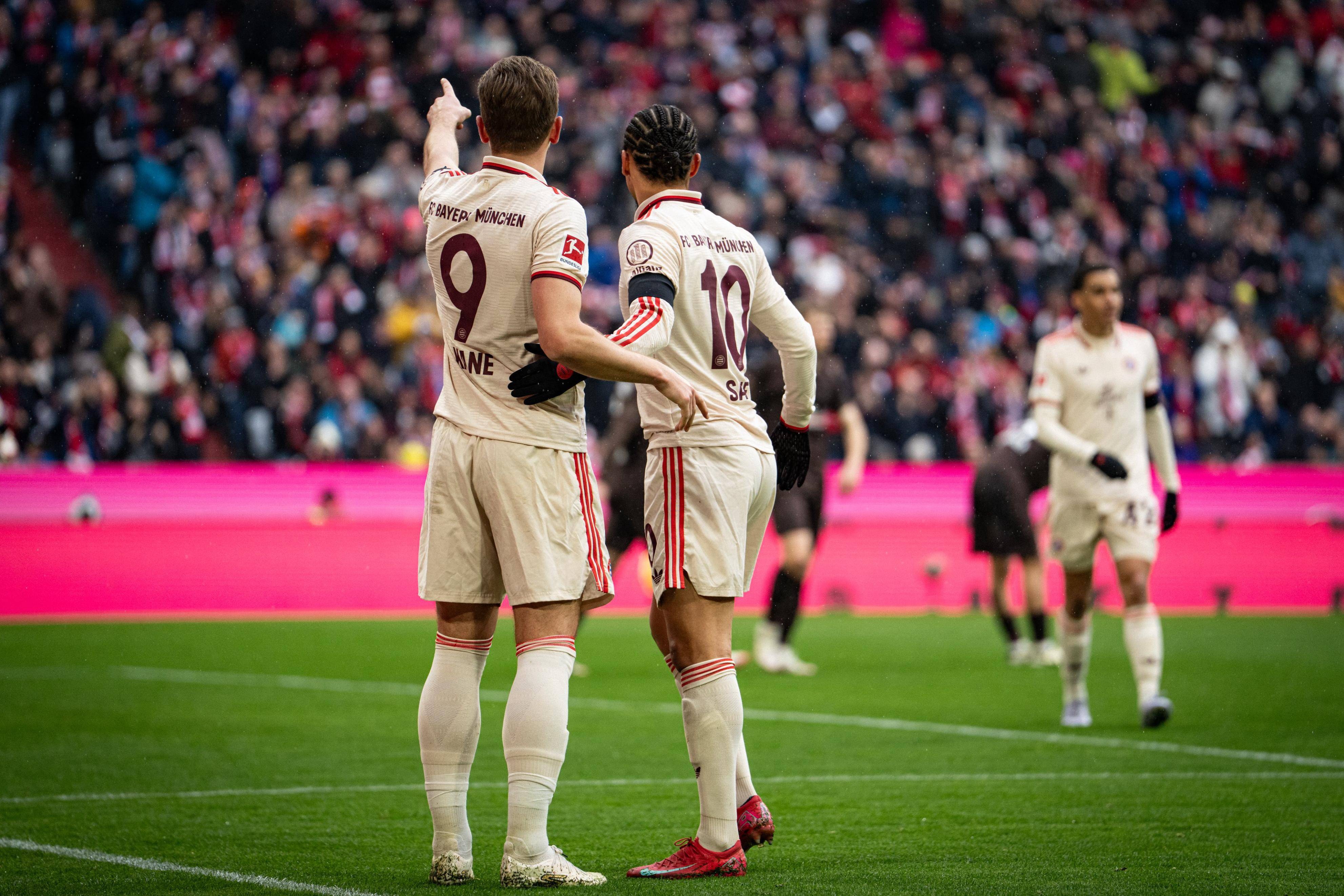 勒沃库森横扫那不勒斯，萨内高光表现