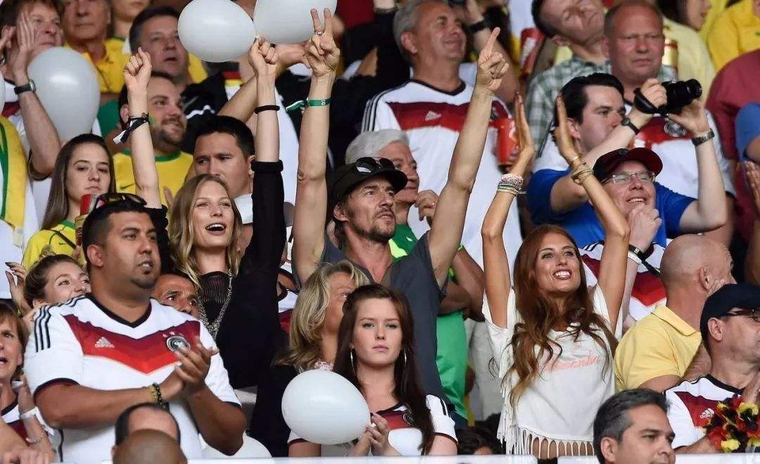 场面火爆!世界杯观众席沸腾不已的简单介绍 场面火爆!世界杯观众席沸腾不已的简单介绍