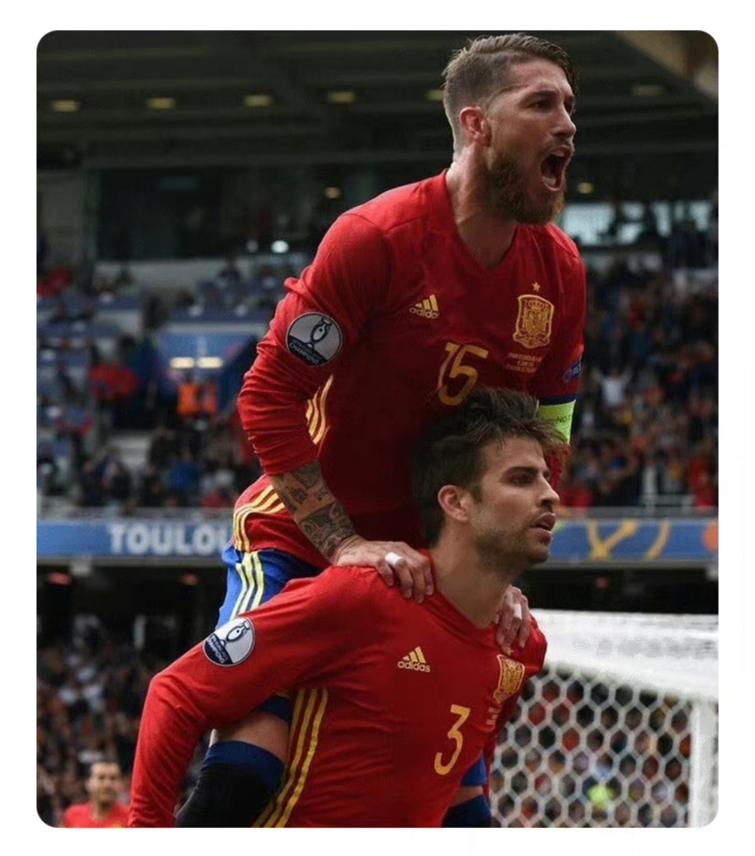 哥伦比亚横扫曼联，皮克惊艳四座