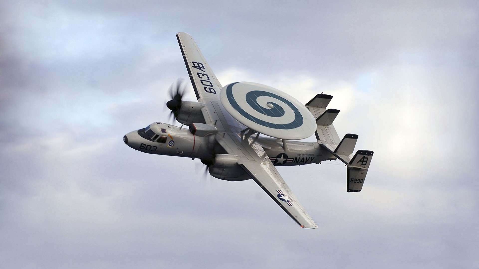 逆袭风暴，阿斯顿马丁横扫红牛，塞恩斯惊艳改写F1剧本