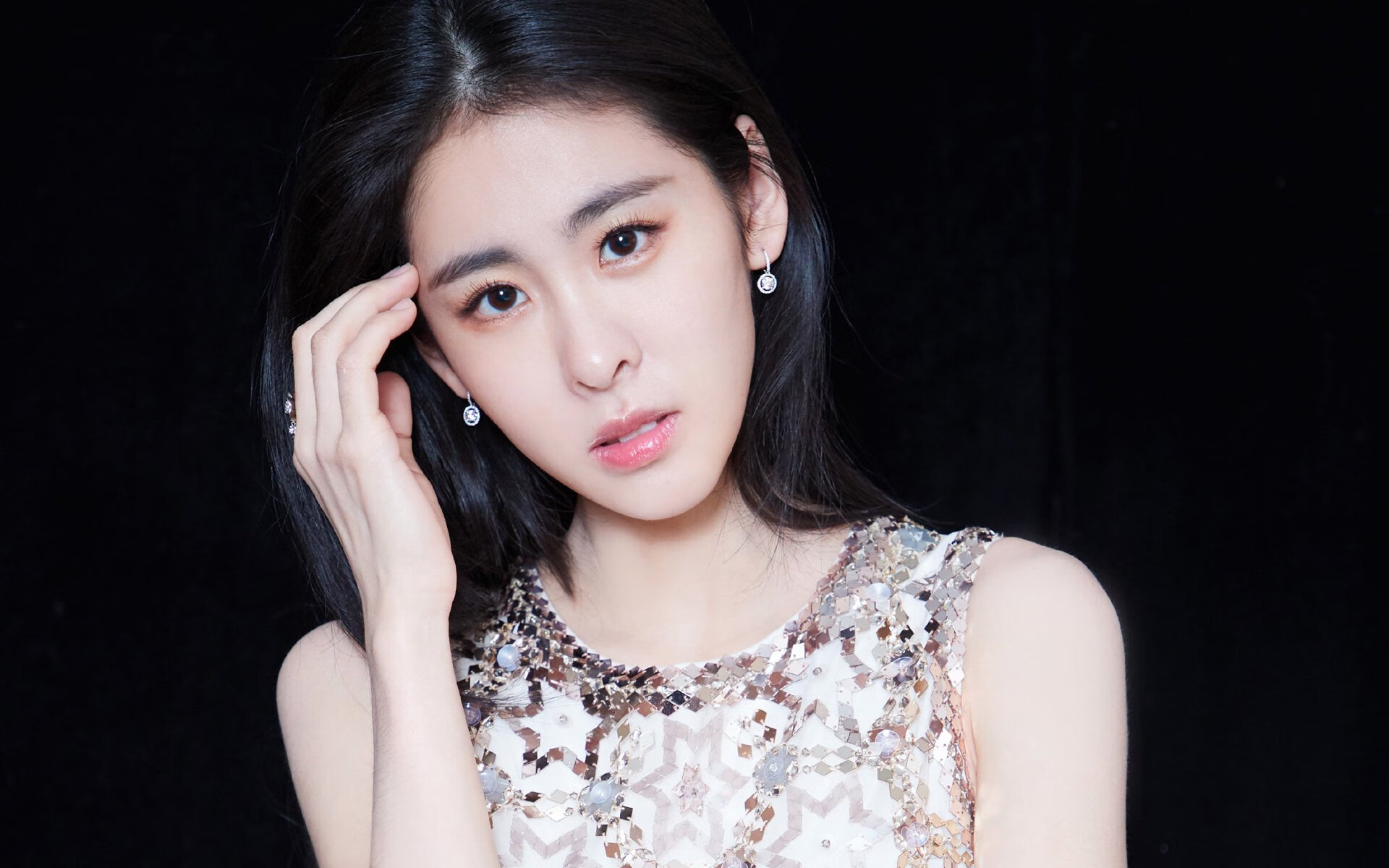 暗夜中，是王皓的左脚为英格兰刺破苍穹